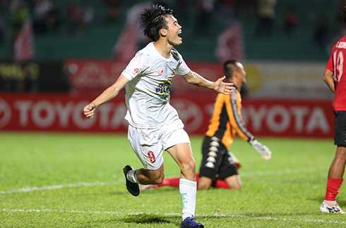 Toả sáng trong giai đoạn cuối V-League, Văn Toàn giúp đội nhà trụ hạng sớm. Ảnh: Đức Đồng.