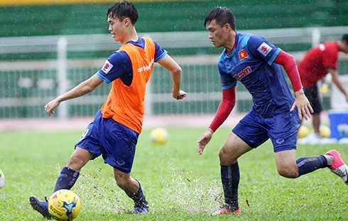 Văn Toàn (trước) thừa nhận anh không phải là bản sao của Lê Công Vinh (sau). Ảnh: Đức Đồng.