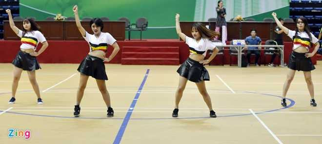 Hai quan tau khu truc My da bong cung sinh vien Da Nang hinh anh 2