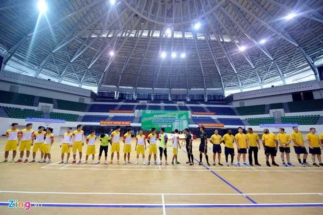 Hai quan tau khu truc My da bong cung sinh vien Da Nang hinh anh 1