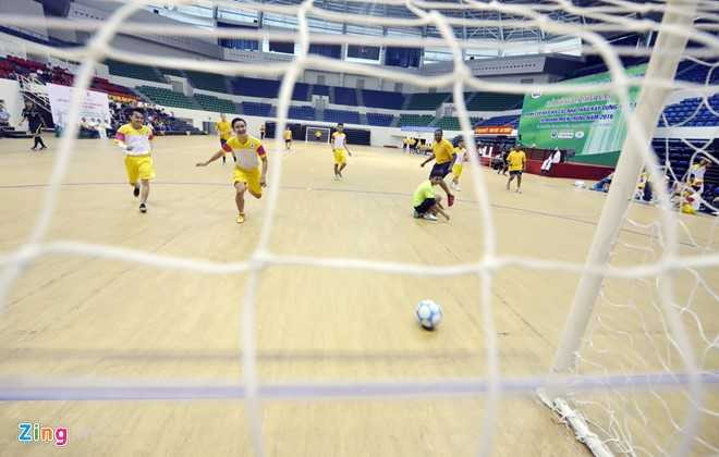 Hai quan tau khu truc My da bong cung sinh vien Da Nang hinh anh 3