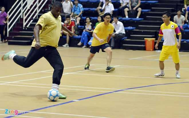 Hai quan tau khu truc My da bong cung sinh vien Da Nang hinh anh 4