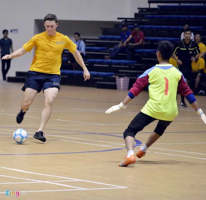 Hai quan tau khu truc My da bong cung sinh vien Da Nang hinh anh 5