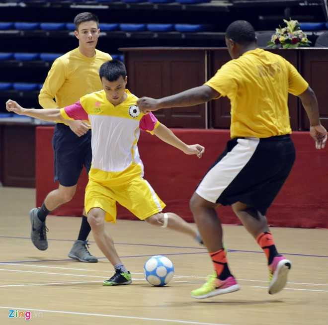 Hai quan tau khu truc My da bong cung sinh vien Da Nang hinh anh 6