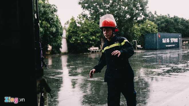 9X dien trai bo truong dai hoc dan than lam linh cuu nan hinh anh 9