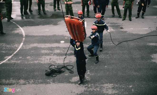 9X dien trai bo truong dai hoc dan than lam linh cuu nan hinh anh 11