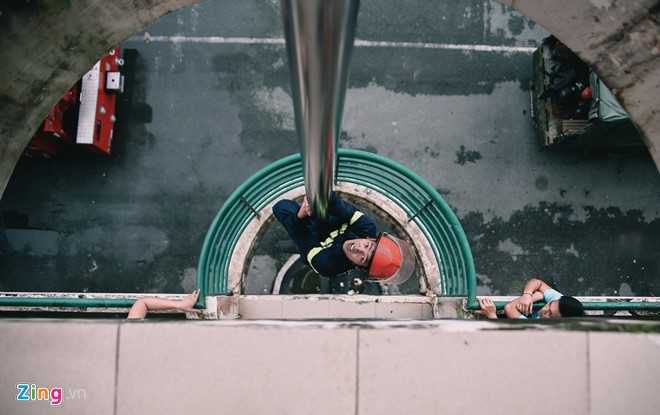 9X dien trai bo truong dai hoc dan than lam linh cuu nan hinh anh 8