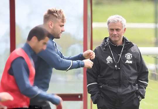 Để Shaw có thể vươn tầm, HLV Mourinho (phải) cần có sự quan tâm sát sao và động viên kịp thời