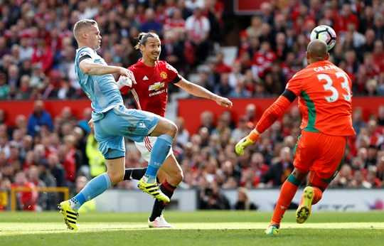 Ibra (giữa) sút rất nhiều nhưng hiệu quả dứt điểm thì rất thấp