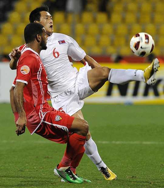 Choe Myong-Ho (áo trắng) là 1 trong số các tuyển thủ CHDCND Triều Tiên thi đấu ở nước ngoài và đều được kiểm soát chặt chẽ