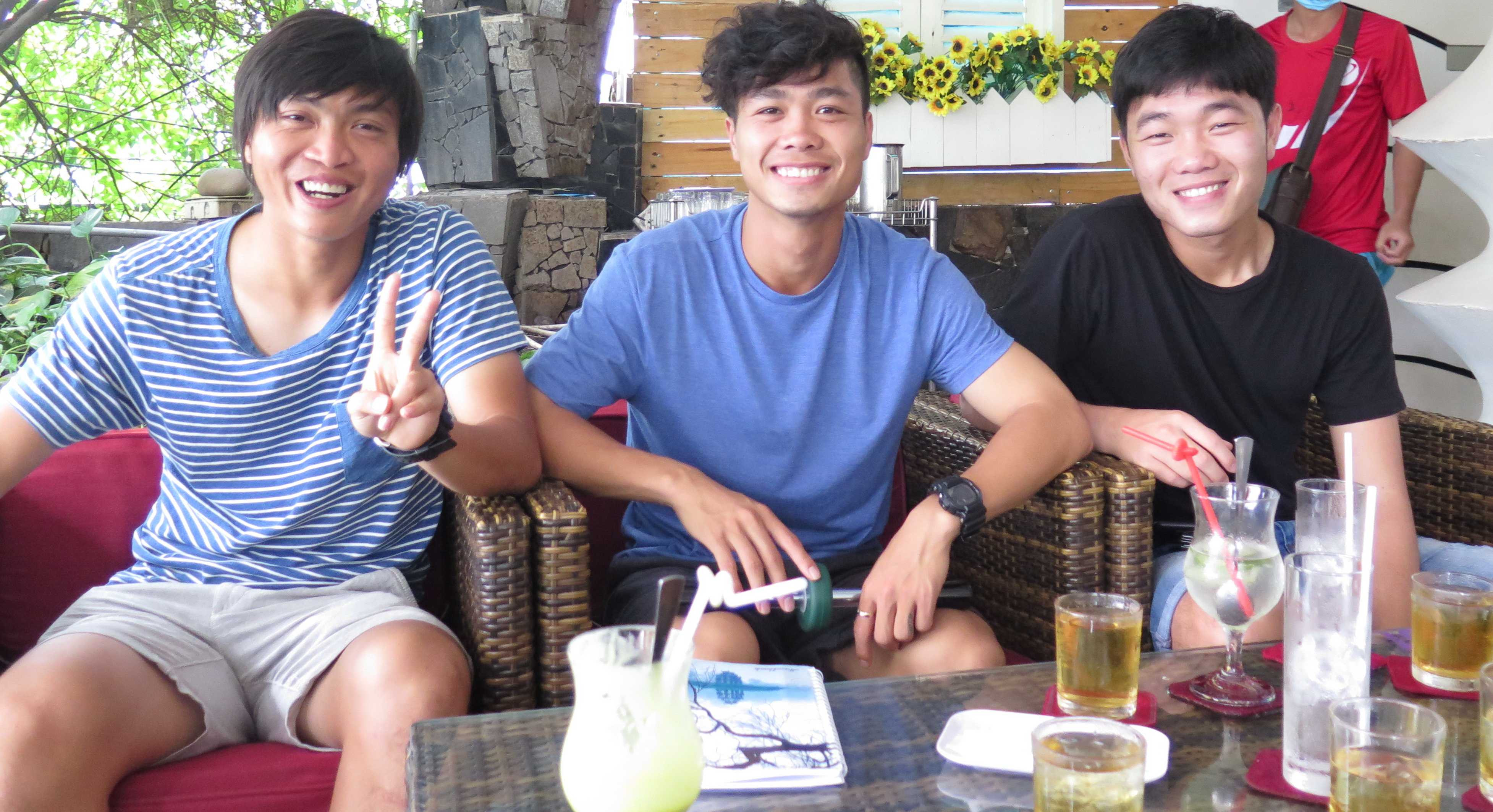 Tuấn Anh - Công Phượng và Xuân Trường (từ trái sang) trong một buổi cà phê cùng PV Tuổi Trẻ sau khi về VN. Ảnh: S.H