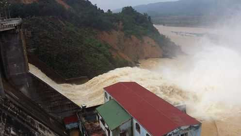 Thuỷ điện Hố Hô xả lũ ngày 16-10 - Ảnh: Đức Ngọc