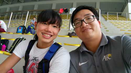Ánh Viên (trái) có mặt tại Cung thể thao dưới nước sáng 18/10. Ảnh: Lâm Thỏa.