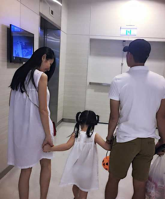 Công Vinh tranh thủ đi chơi cùng vợ con trước khi sang Hàn Quốc tập huấn cùng tuyển Việt Nam. Ảnh: FB.