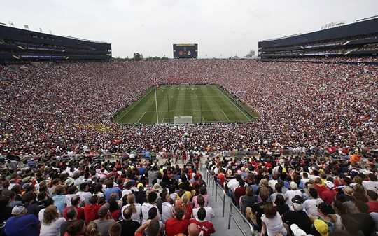 Số lượng CĐV M.U (quy ước màu đỏ) tại Michigan Stadium vượt trội so với Real (màu trắng)