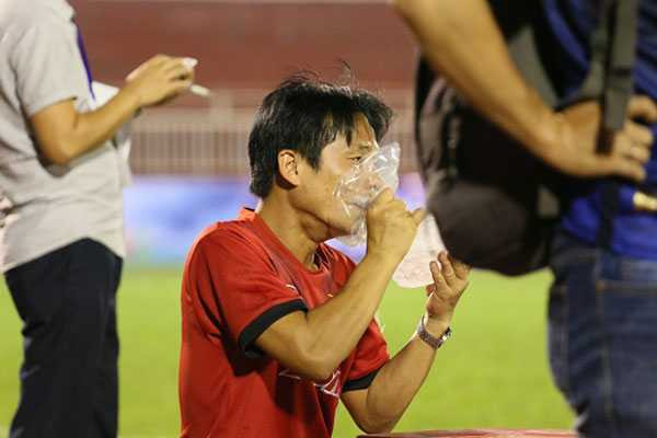 Đá cho vào túi nilon và được hút hết không khí bên trong ra. Ảnh: Quang Hà.