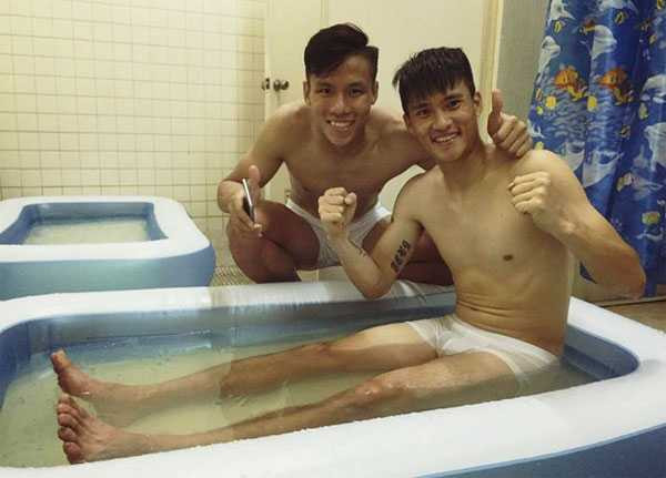 Ngoài dùng để chườm, đá còn giúp cầu thủ ngâm lạnh sau buổi tập. Ảnh: TT.