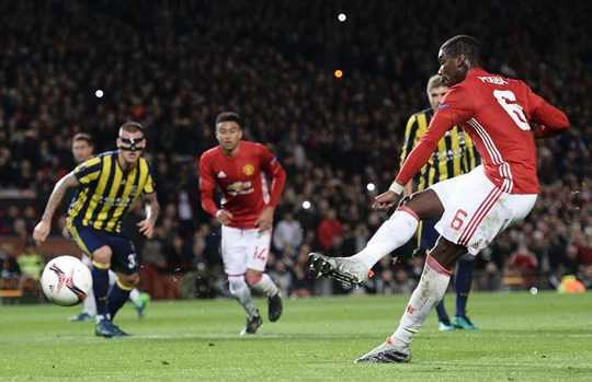 Pogba được Rooney nhường đá quả penalty để giải tỏa tâm lý