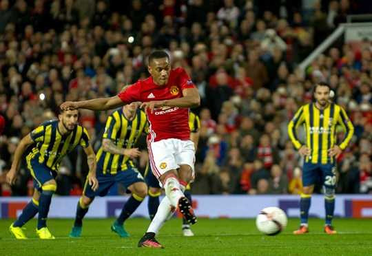 Đến Martial cũng lại được Rooney nhường đá penalty