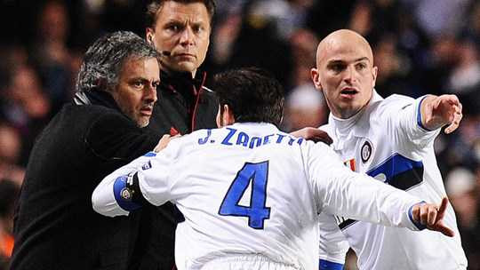 Mourinho chỉ đạo các học trò bằng một sự lạnh lùng đáng sợ