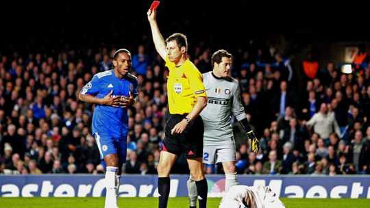 Drogba nhận thẻ đỏ, khiến cơn tủi nhục của Chelsea thêm dài
