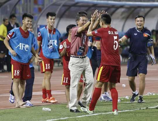 Để có được nụ cười này, mấy ai biết HLV Hoàng Anh Tuấn đã phải lo nghĩ và làm việc xuyên đêm đến bạc tóc. Ảnh: Hữu Kế