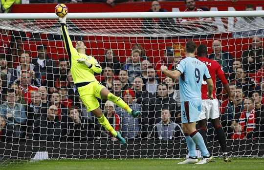 Tom Heaton bay lượn ở Old Trafford