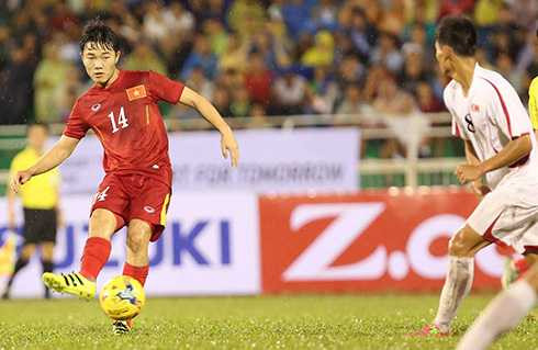 Theo Xuân Trường, nhờ màn thể hiện trong trận gặp Triều Tiên trên sân Thống Nhất, anh đã may mắn được HLV trưởng trao cơ hội. Ảnh: Đức Đồng.