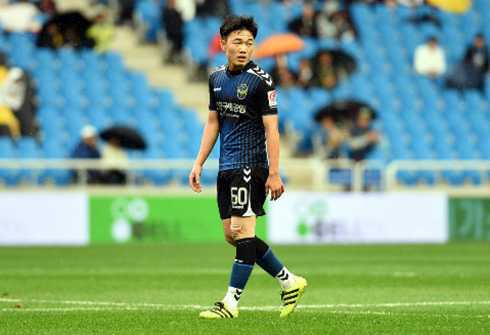 Dù trải qua quãng thời gian dài không được thi đấu, cầu thủ người Tuyên Quang vẫn không buông xuôi, mà tích cực tập luyện vì anh có niềm tin cơ hội sẽ đến.