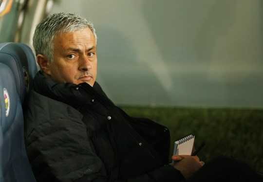 Mourinho ngồi đó, một mình trên chiếc ghế trong khu kỹ thuật của Sukru Saracoglu