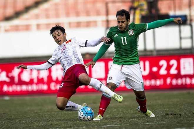 Hoàng Văn Khánh hoàn thành tốt nhiệm vụ ở vị trí trung vệ trong lần trở lại đội tuyển.