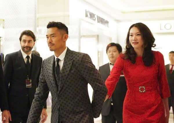 Bà xã Tạ Hạnh Phương tuyên bố sẽ ở bên anh giữa sóng gió ngoại tình. Ảnh: Ent.