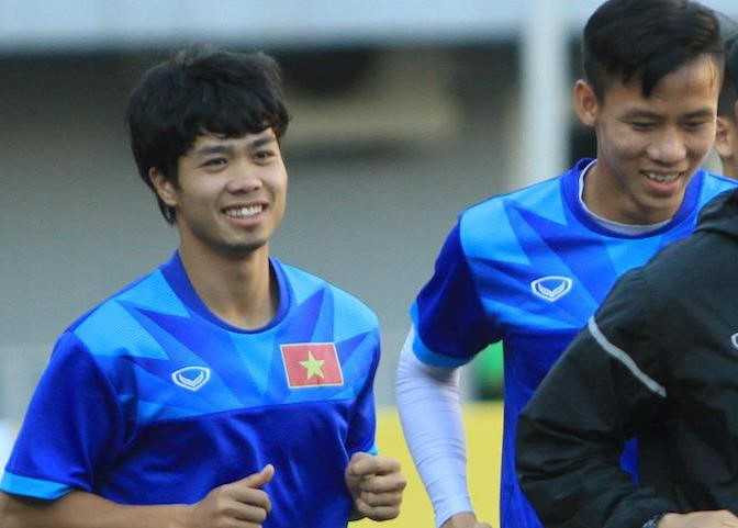 Công Phượng xuất hiện ở sân tập Wunna Theikdi (Nay Pyi Taw, Myanmar) với diện mạo mới.