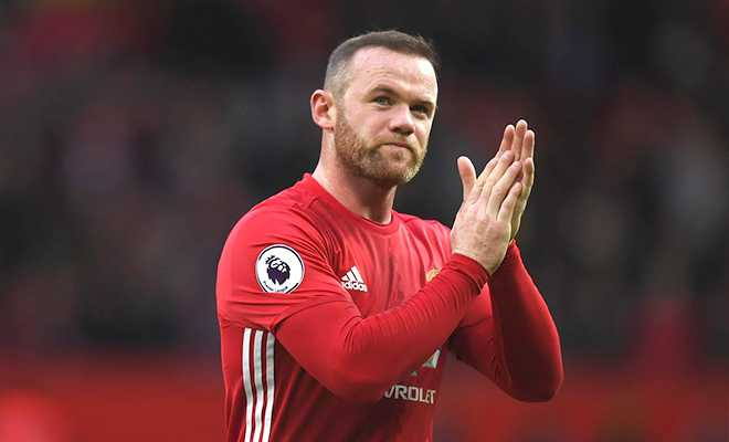 Ngay-Rooney-sanh-ngang-Bobby-Charlton