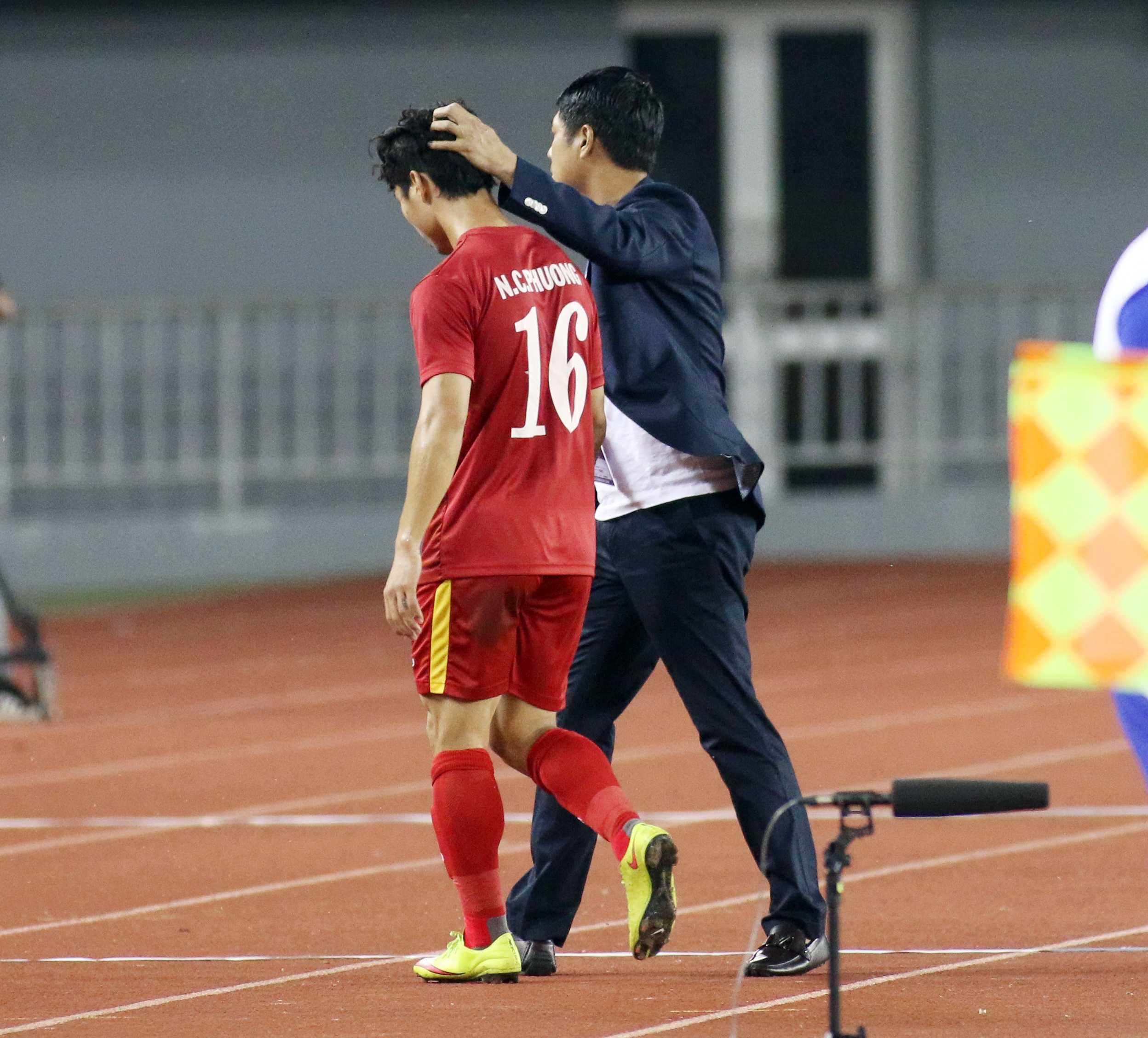 Trung vệ tuyển Việt Nam Đình Luật: 'Mong anh em chơi tỉnh táo trước Indonesia ở bán kết' - ảnh 2