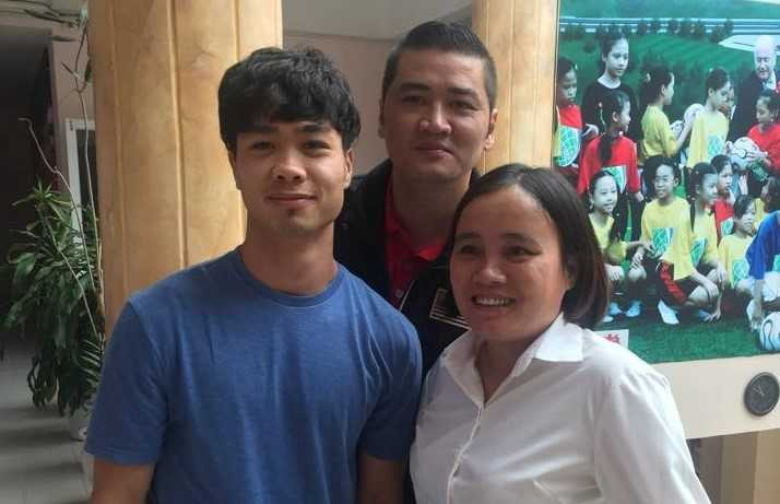 Công Phượng được VFF tặng 10 vé, và phải mua thêm 20 vé với giá gốc. Tuy nhiên, số lượng tổng cộng 30 vé cũng không đủ để anh tặng người thân. Ảnh: Thúy Nga.