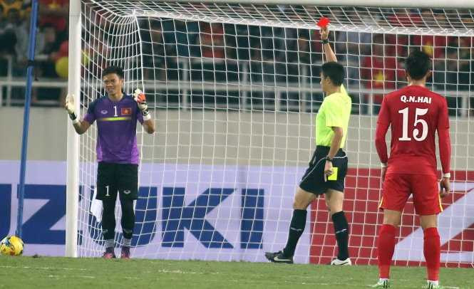 Nguyên Mạnh nhận thẻ đỏ vì đánh nguội đối phương. Ảnh: N.K
