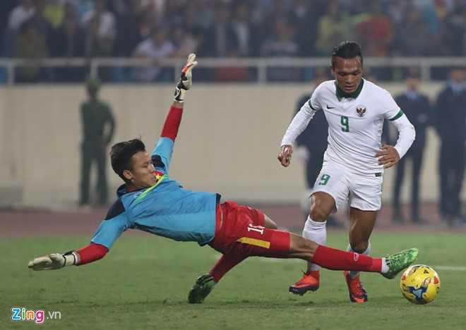 Vi sao cau thu Viet Nam hay nhan the do? hinh anh 1