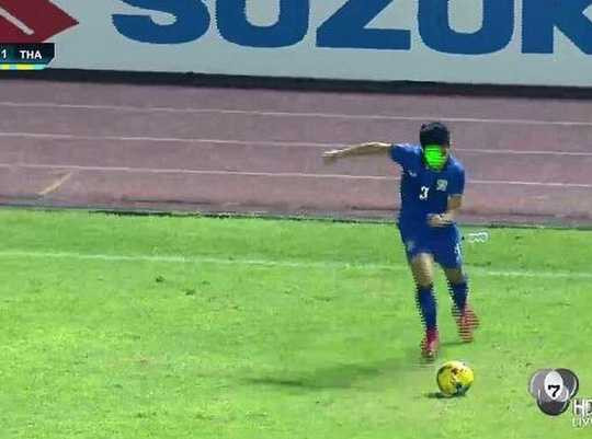 HLV Kiatisuk và LĐBĐ Thái Lan cùng phàn nàn về việc CĐV Indonesia chiếu đèn laser vào mặt học trò của ông