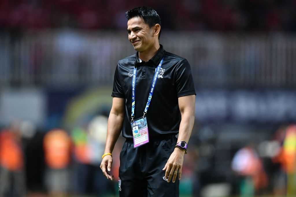 HLV Kiatisak vẫn tỏ ra bình tĩnh sau thất bại ở trận chung kết lượt đi. Ảnh: AFF