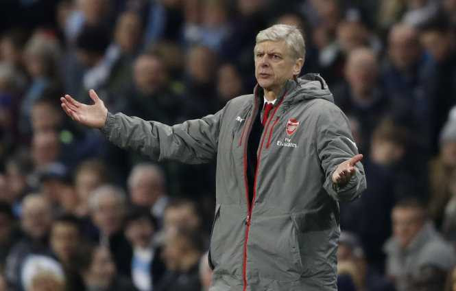 HLV Wenger trong trận Arsenal thua M.C 1-2. Ảnh: REUTERS