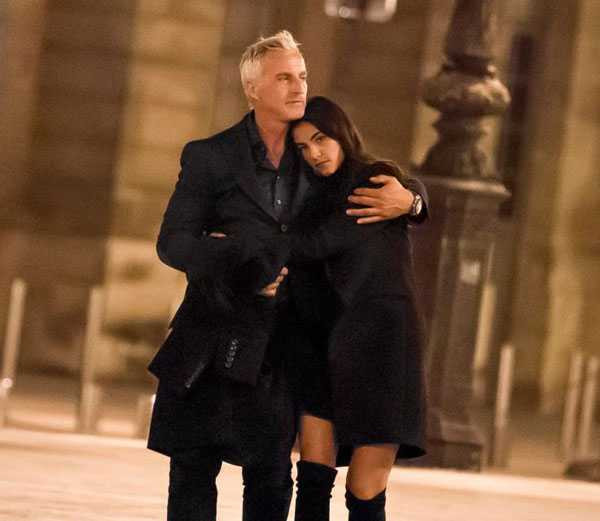 Cựu danh thủ David Ginola và tình trẻ Maeva tình tứ trong lần đi dạo hồi tháng 9. Ảnh: Sun.