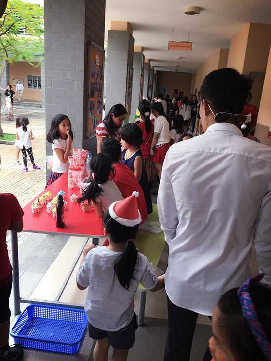 Như thường lệ, vợ chồng Công Vinh vẫn chỉ đăng ảnh con gái chụp từ đằng sau. Ảnh: FB.