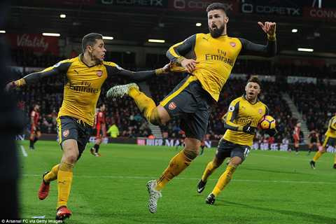 giroud-an-mung-bo-cap-2