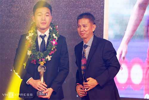 xuan-truong-trich-giai-thuong-ung-ho-mien-trung-va-nguoi-ban-bi-ung-thu-1