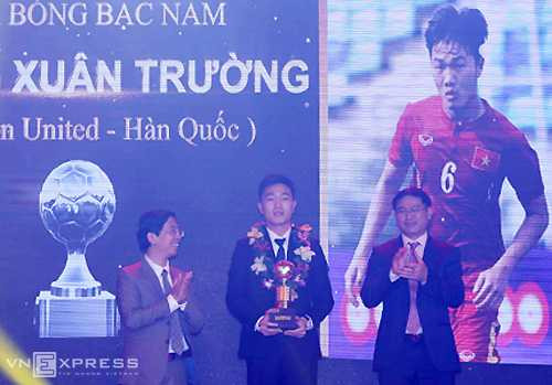 xuan-truong-trich-giai-thuong-ung-ho-mien-trung-va-nguoi-ban-bi-ung-thu