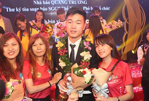 xuan-truong-trich-giai-thuong-ung-ho-mien-trung-va-nguoi-ban-bi-ung-thu-2