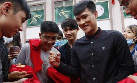 Công Vinh bán vé trận đấu và ký tặng khán giả