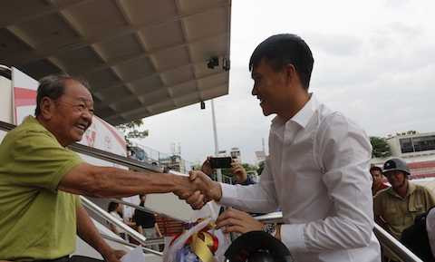 Công Vinh mang Tết đến các bậc tiền bối có hoàn cảnh khó khăn của bóng đá TP.HCM