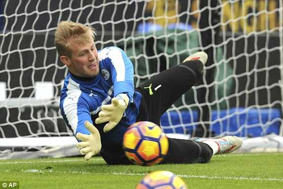 1486309349559_lc_galleryImage_Leicester_goalkeeper_Kasp